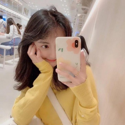 温柔真人女生拿手机微信头像分享 女生头像 第10张
