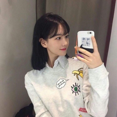 温柔真人女生拿手机微信头像分享 女生头像 第9张