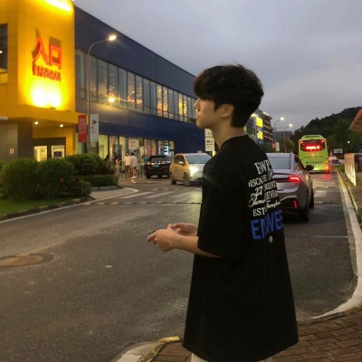 被帅到!真人男生背影头像来袭
