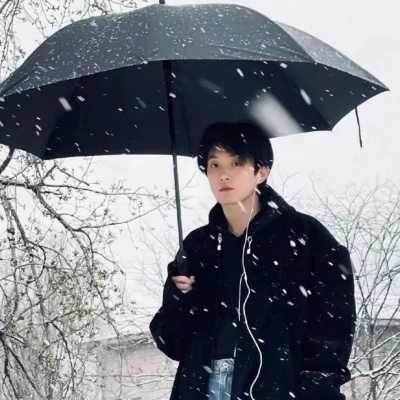 超有氛围感的一男一女冬日雪景真人情侣头像 情侣头像 第2张