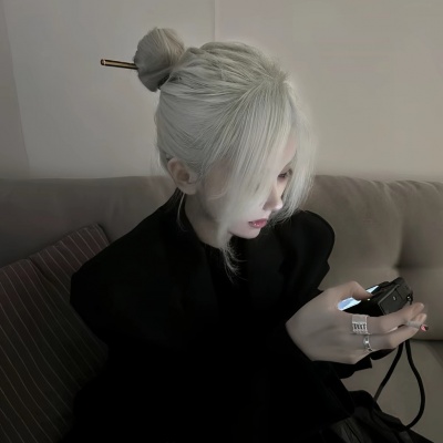 狠狠心动!暗色系高冷慵懒女头来袭 女生头像 第8张 狠狠心动!暗色系高冷慵懒女头来袭 女生头像 第8张