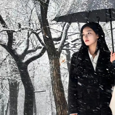 超有氛围感的一男一女冬日雪景真人情侣头像 情侣头像 第1张