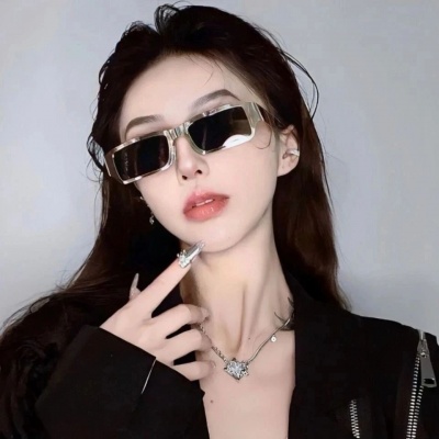 酷女孩必备!ins风个性超酷戴眼镜女生头像来啦 女生头像 第9张 酷女孩必备!ins风个性超酷戴眼镜女生头像来啦 女生头像 第9张