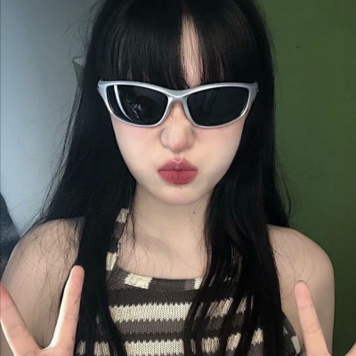 酷女孩必备!ins风个性超酷戴眼镜女生头像来啦 女生头像 第10张 酷女孩必备!ins风个性超酷戴眼镜女生头像来啦 女生头像 第10张