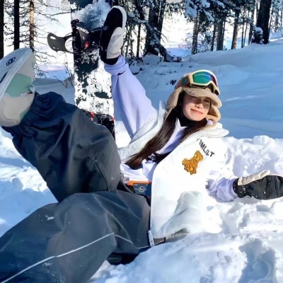 超有氛围感的一男一女冬日雪景真人情侣头像 情侣头像 第3张