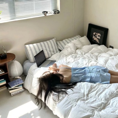 挖到宝啦！躺着全身女生真人不露脸头像 女生头像 第1张