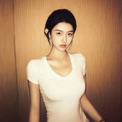 氛围感拉满！复古滤镜感气质女头来了 女生头像 第1张