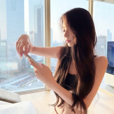 爱住！Ins风高级质感女生微信头像  女生头像 第1张