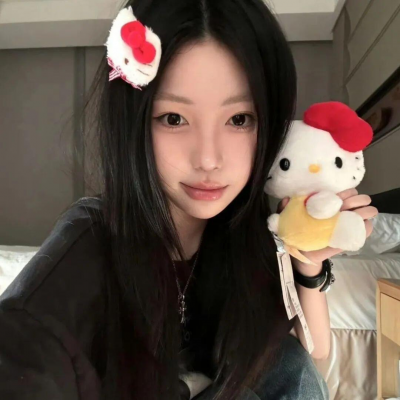 女生手拿玩偶对象不是人情头系列 情侣头像 第1张 女生手拿玩偶对象不是人情头系列 情侣头像 第1张