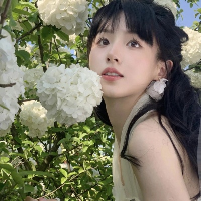 春日绣球花下的绝美女生头像 女生头像 第2张