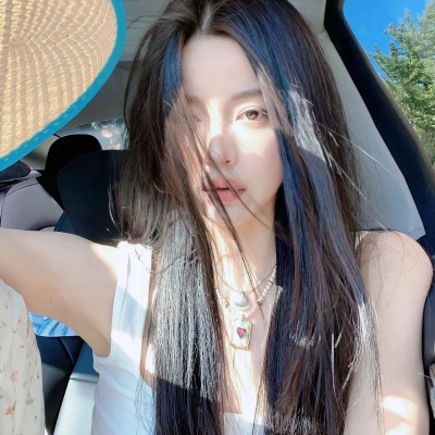 氛围感拉满的高级感车窗女头,每一张都美炸 女生头像 第8张 氛围感拉满的高级感车窗女头,每一张都美炸 女生头像 第8张