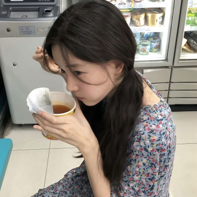 简单ins风小众女头推荐|简约高级,轻松拿捏松弛感 女生头像 第10张 简单ins风小众女头推荐|简约高级,轻松拿捏松弛感 女生头像 第10张