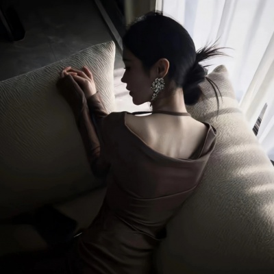 唯美气质性感露背背影女生头像,高级感拉满 女生头像 第4张 唯美气质性感露背背影女生头像,高级感拉满 女生头像 第4张
