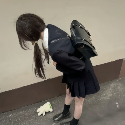 简单ins风小众女头推荐|简约高级,轻松拿捏松弛感 女生头像 第4张 简单ins风小众女头推荐|简约高级,轻松拿捏松弛感 女生头像 第4张