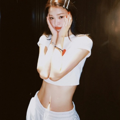 小众意境女头合集:复古滤镜加持,每一张都藏着故事感 女生头像 第6张 小众意境女头合集:复古滤镜加持,每一张都藏着故事感 女生头像 第6张