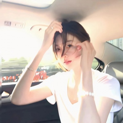 氛围感拉满的高级感车窗女头,每一张都美炸 女生头像 第6张 氛围感拉满的高级感车窗女头,每一张都美炸 女生头像 第6张