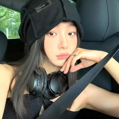 氛围感拉满！窗边高级女头合集，每一张都自带电影感 女生头像 第10张