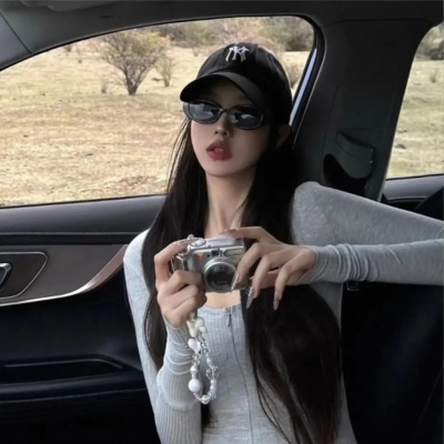 高级感拉满!坐在车内的车窗氛围感女生头像合集 女生头像 第5张 高级感拉满!坐在车内的车窗氛围感女生头像合集 女生头像 第5张