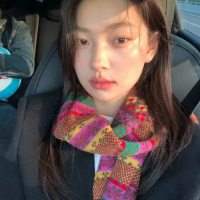 氛围感拉满！窗边高级女头合集，每一张都自带电影感 女生头像 第3张