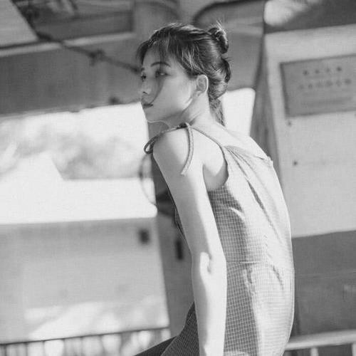 宝藏！高清美女黑白头像大合集来啦 女生头像 第1张