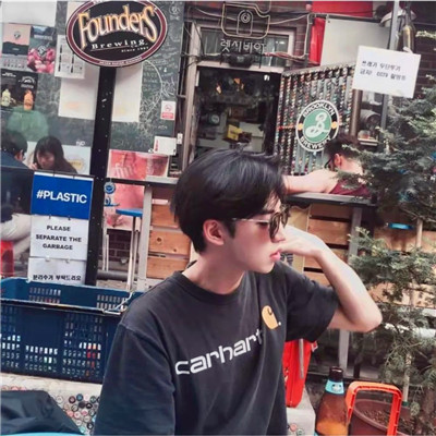 被帅晕😵‍💫 这些ins风高级质感男头像太绝啦 男生头像 第39张