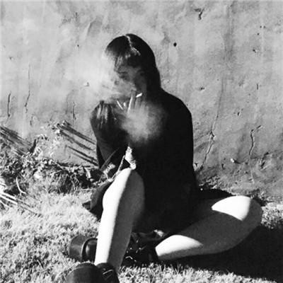 黑白世界里的慵懒冷淡风女生头像✨ 女生头像 第34张