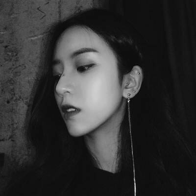 黑白世界里的慵懒冷淡风女生头像✨ 女生头像 第47张