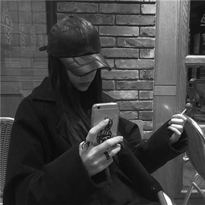 黑白世界里的慵懒冷淡风女生头像✨ 女生头像 第38张