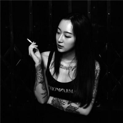 黑白世界里的慵懒冷淡风女生头像✨ 女生头像 第40张