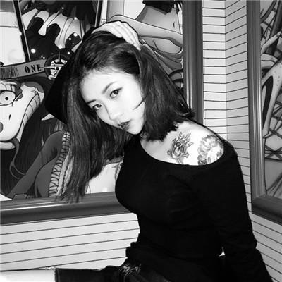 黑白世界里的慵懒冷淡风女生头像✨ 女生头像 第37张