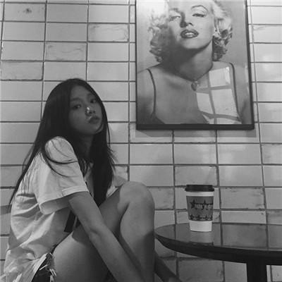 黑白世界里的慵懒冷淡风女生头像✨ 女生头像 第36张