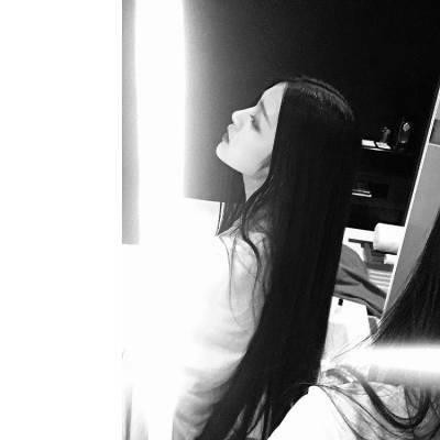 黑白世界里的慵懒冷淡风女生头像✨ 女生头像 第49张