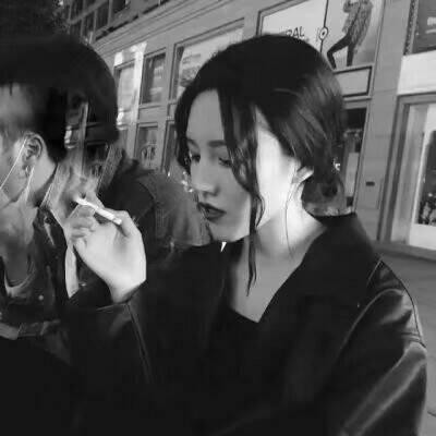 黑白世界里的慵懒冷淡风女生头像✨ 女生头像 第55张