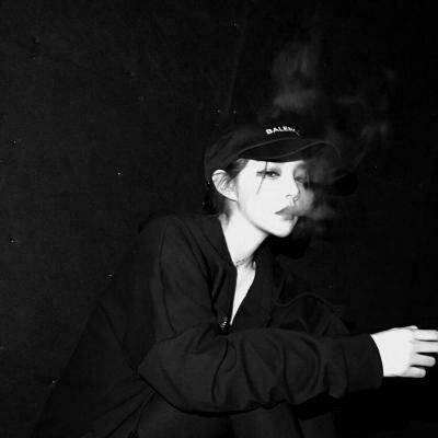 黑白世界里的慵懒冷淡风女生头像✨ 女生头像 第53张