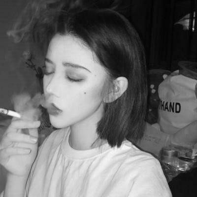 黑白世界里的慵懒冷淡风女生头像✨ 女生头像 第62张