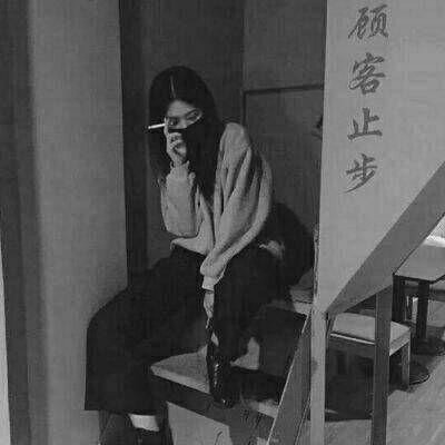 黑白世界里的慵懒冷淡风女生头像✨ 女生头像 第57张