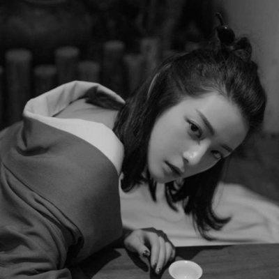 黑白世界里的慵懒冷淡风女生头像✨ 女生头像 第73张