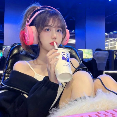 电竞少女必备！抖音超火真人玩电脑游戏头像来啦 女生头像 第2张