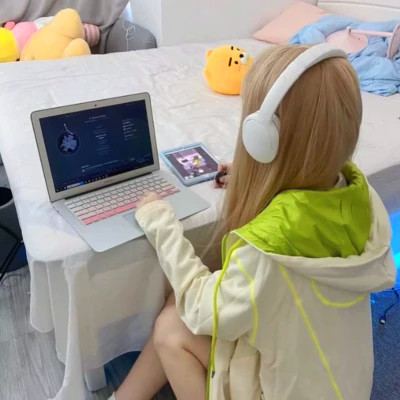 电竞少女必备！抖音超火真人玩电脑游戏头像来啦 女生头像 第11张