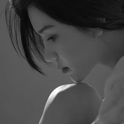 「黑白美女高冷头像」高清合集！冷艳御姐风 / 拽姐范头像无水印下载 女生头像 第8张