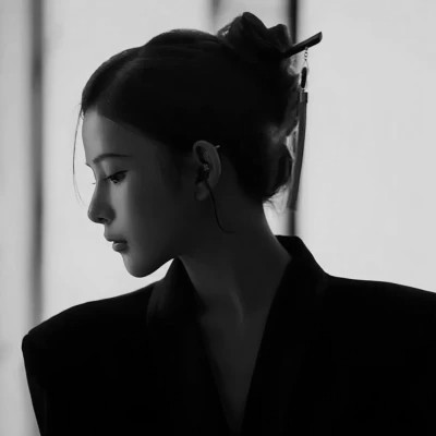 「黑白美女高冷头像」高清合集！冷艳御姐风 / 拽姐范头像无水印下载 女生头像 第78张