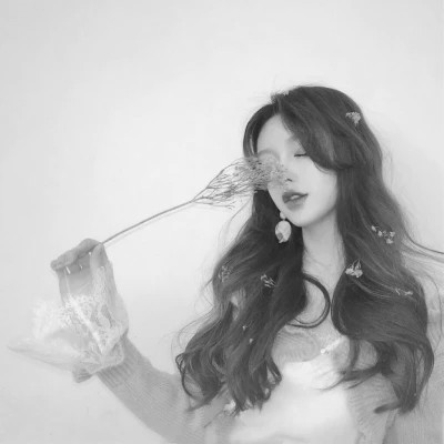 超绝！100张高质量黑白温柔女生头像来袭 女生头像 第11张