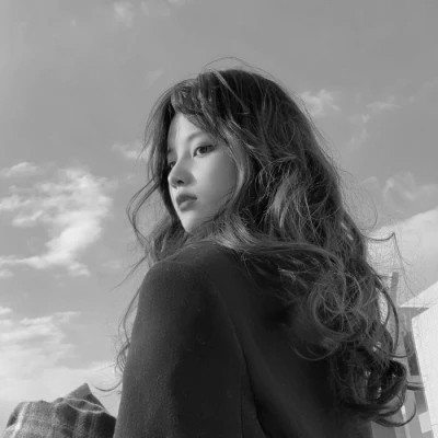 宝藏！100张小众黑白ins风女生真人头像来袭 女生头像 第5张