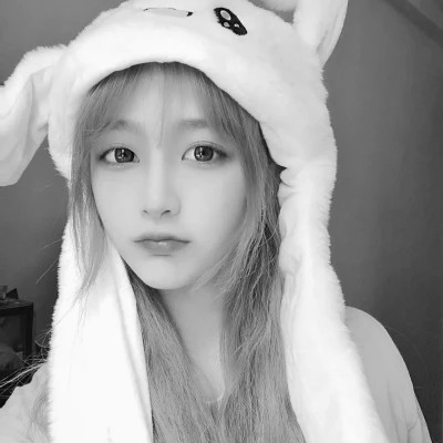 宝藏！100张小众黑白ins风女生真人头像来袭 女生头像 第18张