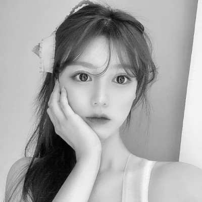 宝藏！100张小众黑白ins风女生真人头像来袭 女生头像 第9张