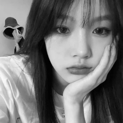 宝藏！100张小众黑白ins风女生真人头像来袭 女生头像 第81张
