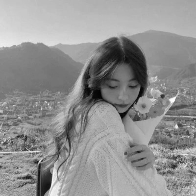 必看！100张女生黑白微信头像大集合，高级感拉满 女生头像 第1张