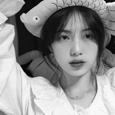 必看！100张女生黑白微信头像大集合，高级感拉满 女生头像 第24张