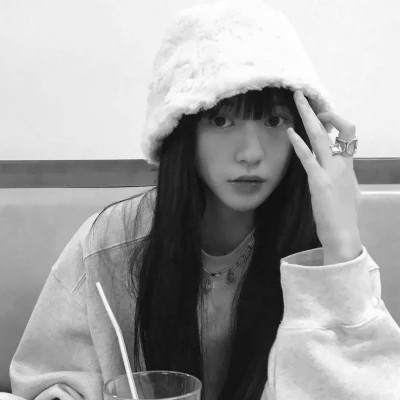 必看！100张女生黑白微信头像大集合，高级感拉满 女生头像 第25张
