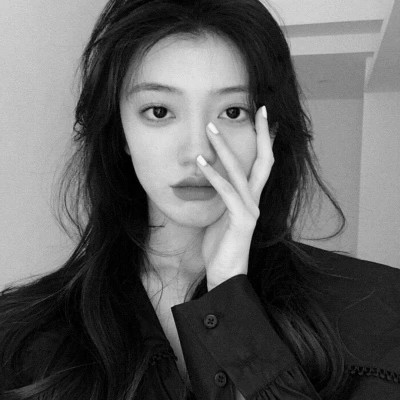 必看！100张女生黑白微信头像大集合，高级感拉满 女生头像 第72张